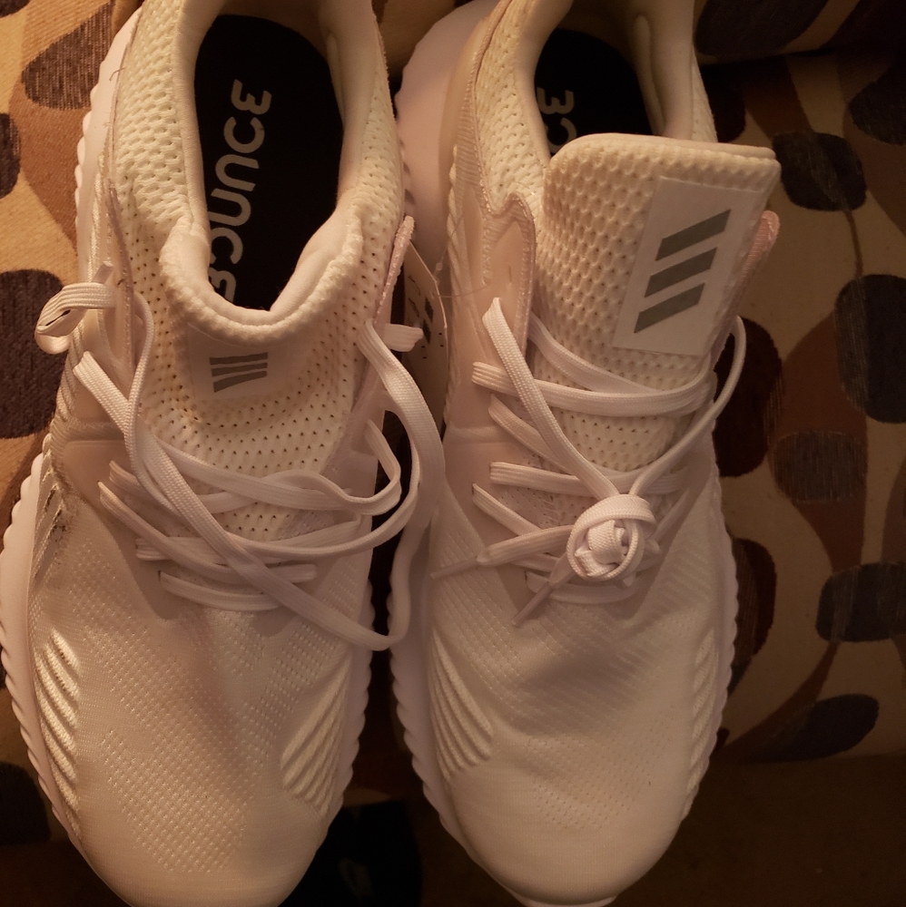BRAND NEW PAIR OF ALPHA BOUNCE  ADDIAS RUNNING SHO